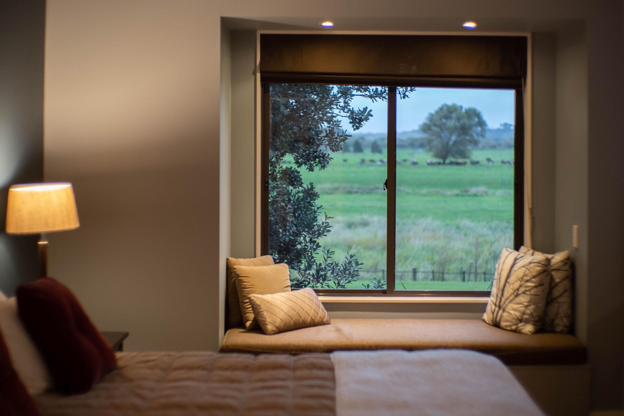 Parehua Resort Мартінборо Екстер'єр фото A window seat