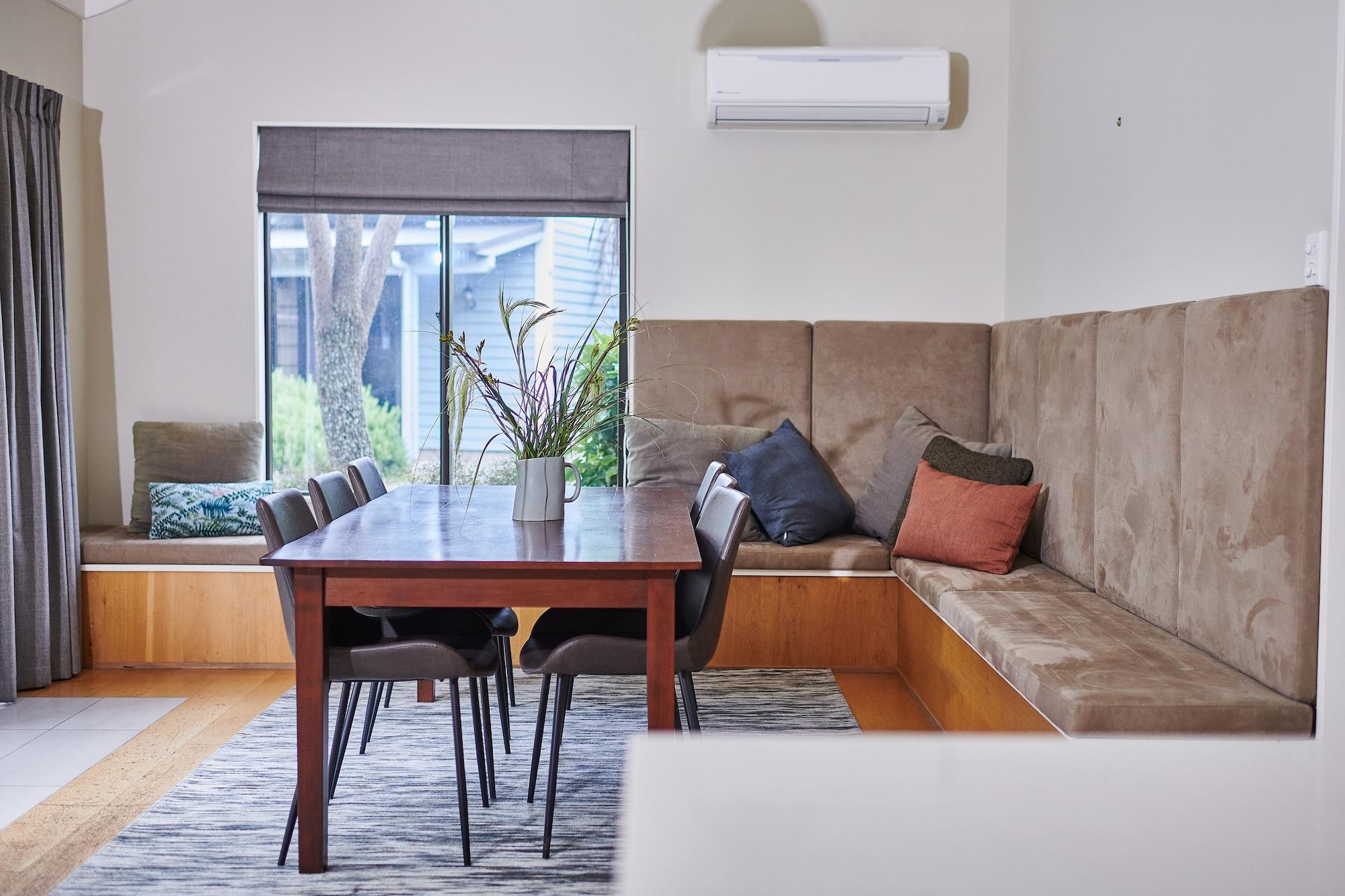 Parehua Resort Мартінборо Екстер'єр фото A dining room with a built-in bench seat