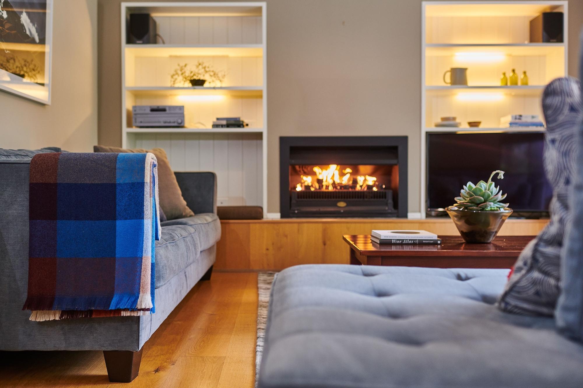 Parehua Resort Мартінборо Екстер'єр фото A fireplace in a living room
