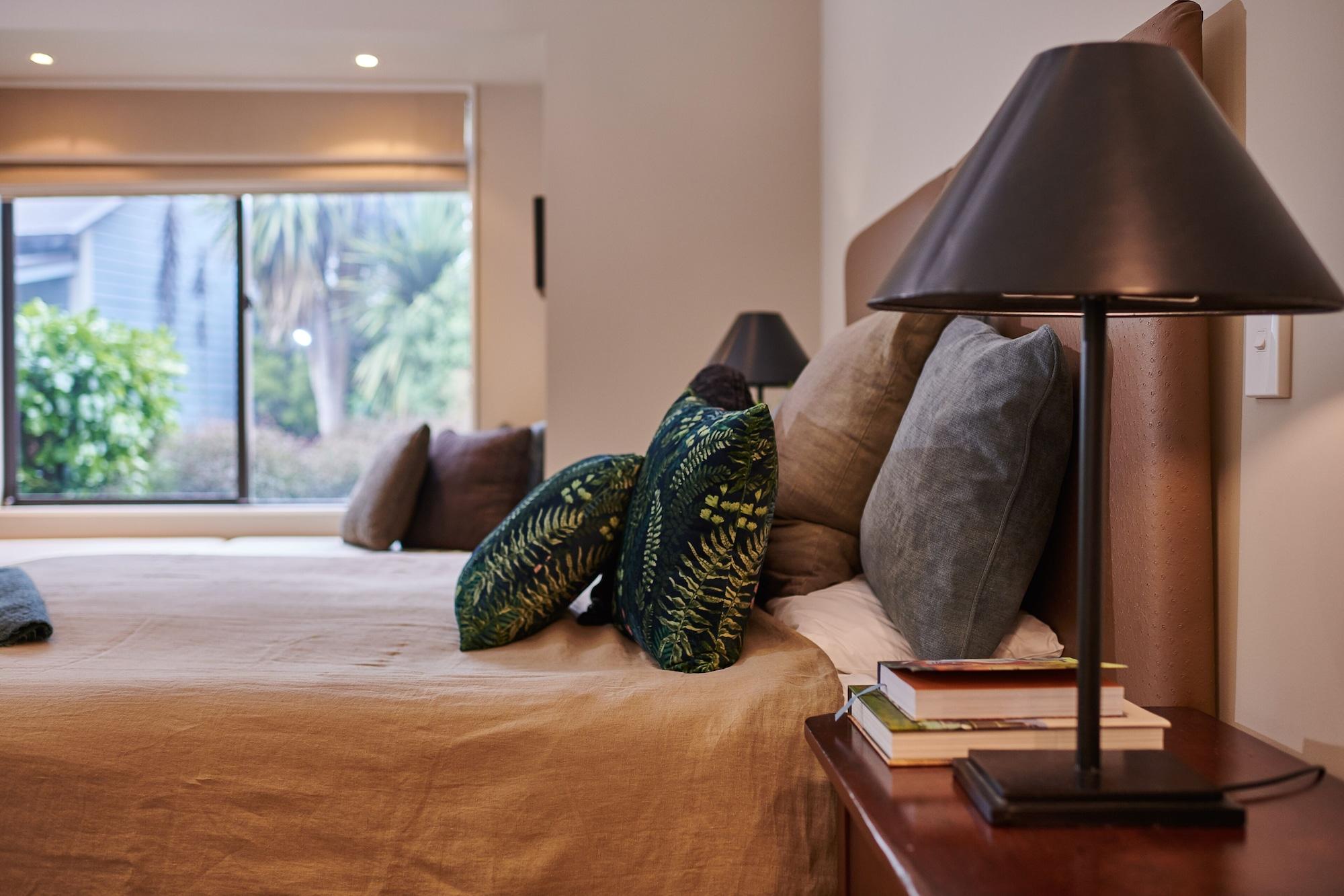 Parehua Resort Мартінборо Екстер'єр фото A table lamp