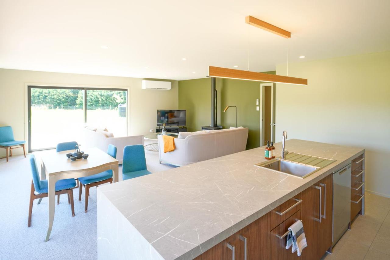 Parehua Resort Мартінборо Екстер'єр фото A kitchen with a linear layout