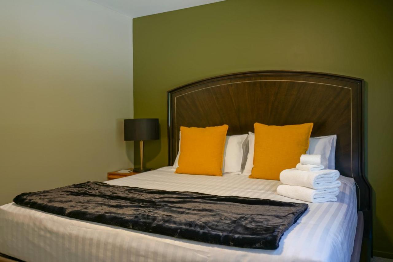 Parehua Resort Мартінборо Екстер'єр фото A bed