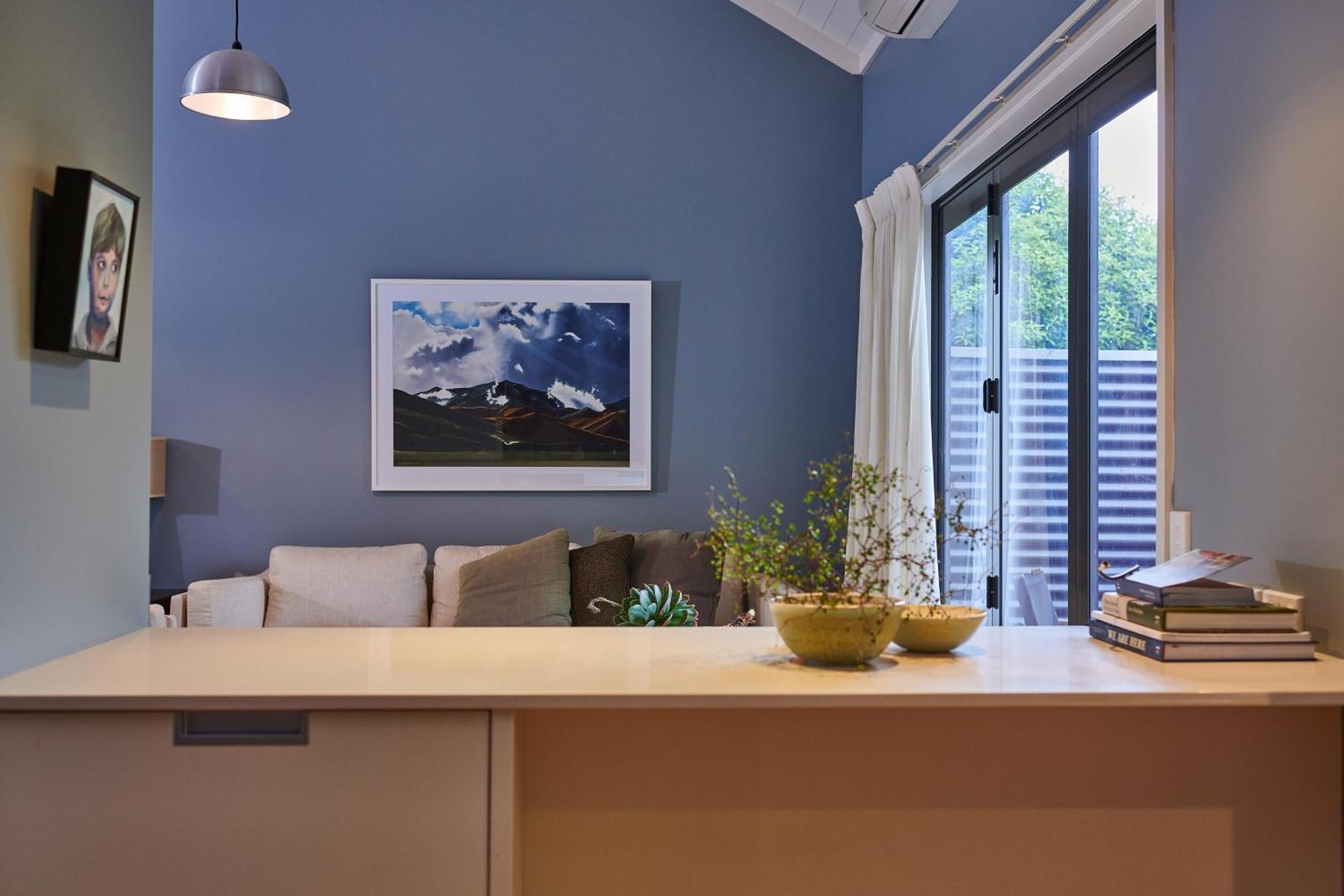 Parehua Resort Мартінборо Номер фото A living room with a blue wall